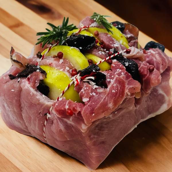 Arrosto di controfiletto di suino con mele prugne e speck